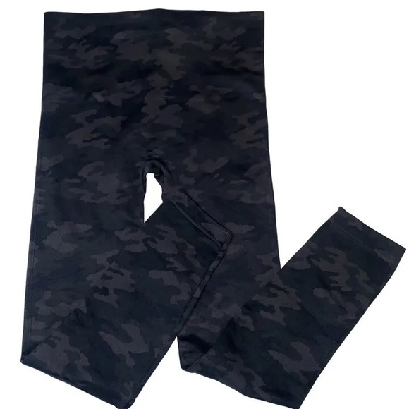 SPANX High Waist Black Camo Seamless Look At Me Now Leggings Size Medium - Picture 3 of 8